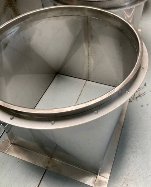 Fabrication sur mesure de conduit chaudronné INOX pour un client à Alençon 61